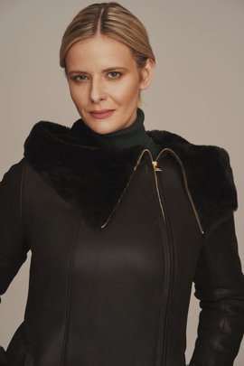 Lammeskinn jakke dame – sort shearling kåpe med hette