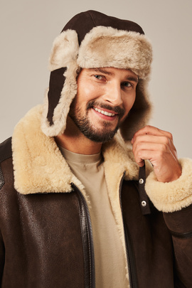 Eksklusiv brun saueskinnslue herre – luksuriøs vinterlue i lammeskinn