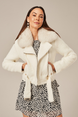 Kort kremjakke med hette og ekte revepels – stilfull ramoneskajakke dame