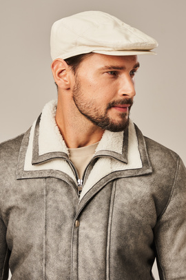 Eksklusiv hvit saueskinnslue herre – lett høst- og vårhatt i lammeskinn