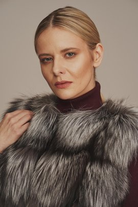 Eksklusiv damevest i grå revepels – varm og elegant