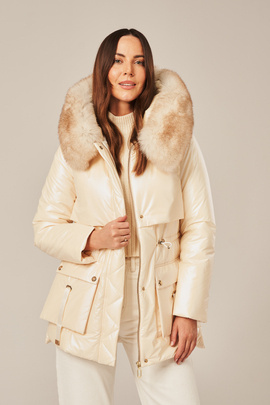 Elegant dunjakke dame med hette og ekte pelskant i skinnende beige