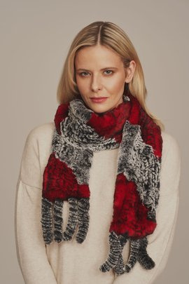 Pels-skjerf dame – chinchilla rex i grått med røde detaljer