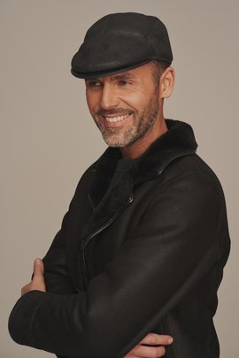 Eksklusiv svart skinnflat cap for menn – luksuriøs høst- og vinterlue i lammeskinn