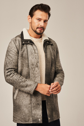 Saueskinnsjakke herre i gråtoner – tidløs eleganse og naturlig varme