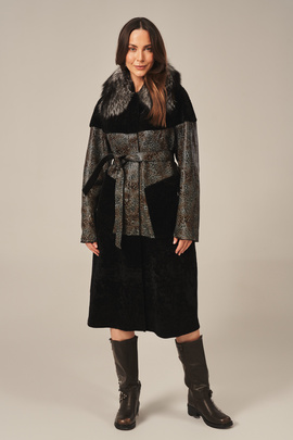 Stilig lammeskinn kåpe dame – oversize eller med belte, med ekte pels